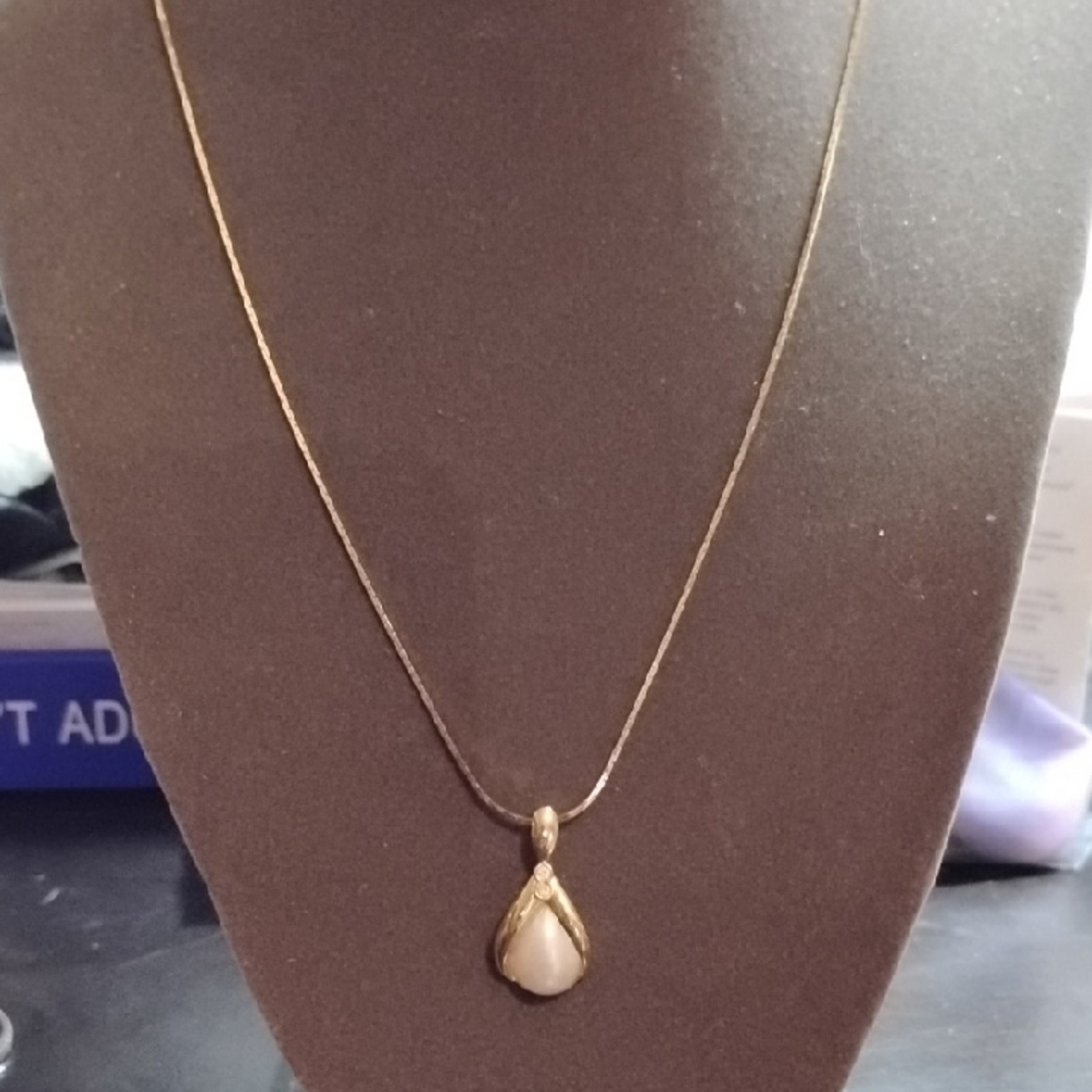 Vintage Avon Delicate Gold Tone Necklace with Teardrop Simulated Pearl Pendant - Picture 1 of 3